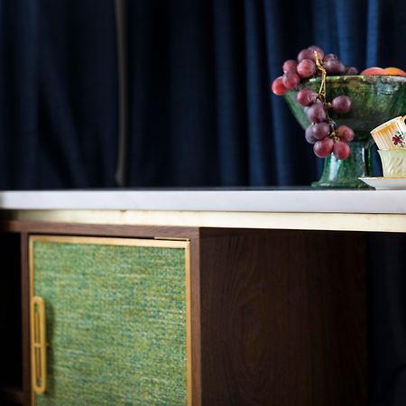 فندق Gatsby أثينا المظهر الخارجي الصورة A 1950s sideboard