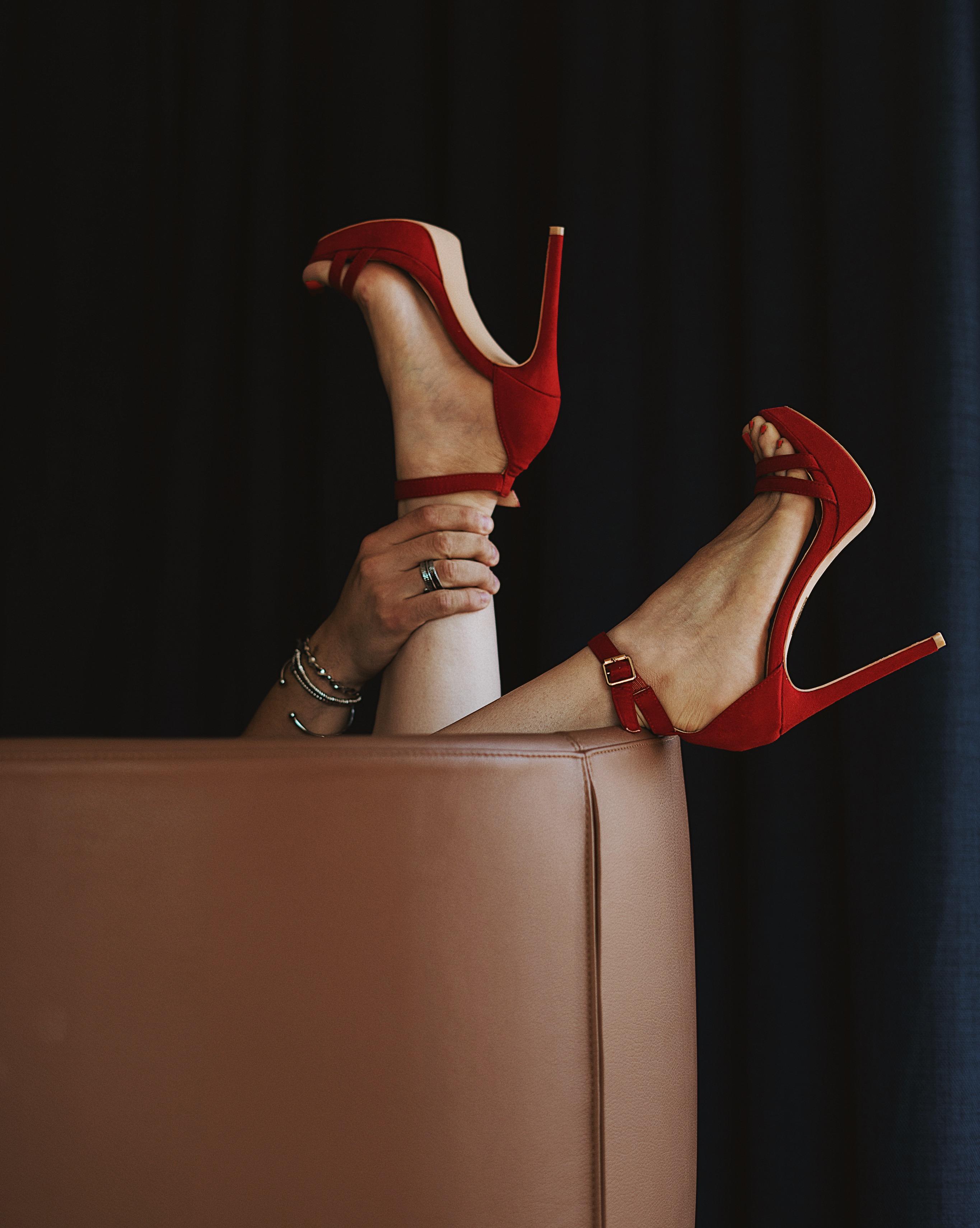 فندق Gatsby أثينا المظهر الخارجي الصورة A woman wearing red high-heeled shoes