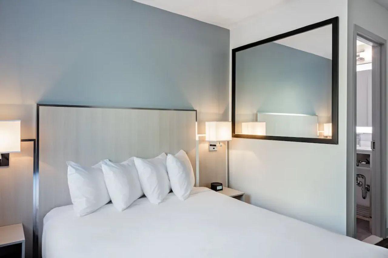 فندق Gatsby أثينا المظهر الخارجي الصورة A room at the Hilton Garden Inn in San Francisco