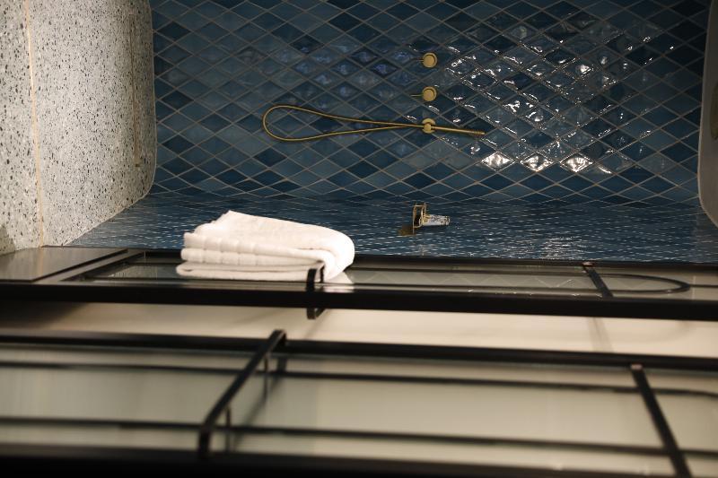 فندق Gatsby أثينا المظهر الخارجي الصورة A shower in a hotel