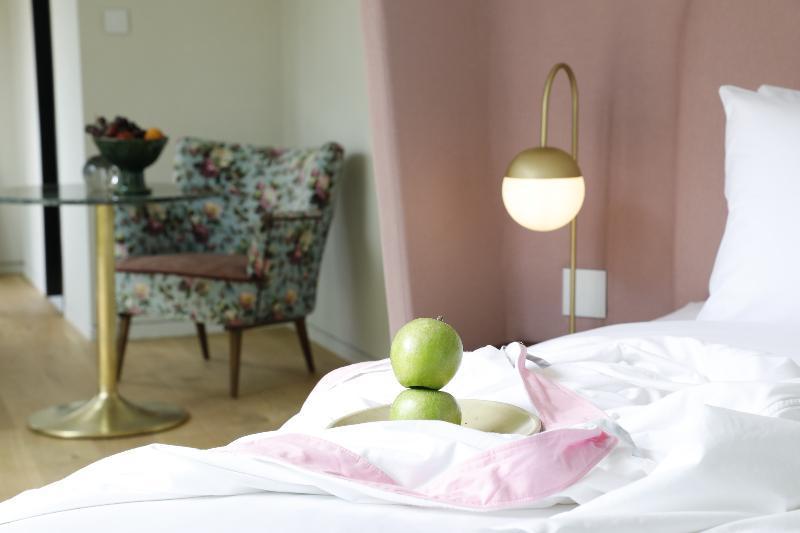 فندق Gatsby أثينا المظهر الخارجي الصورة A bedroom with a floor lamp