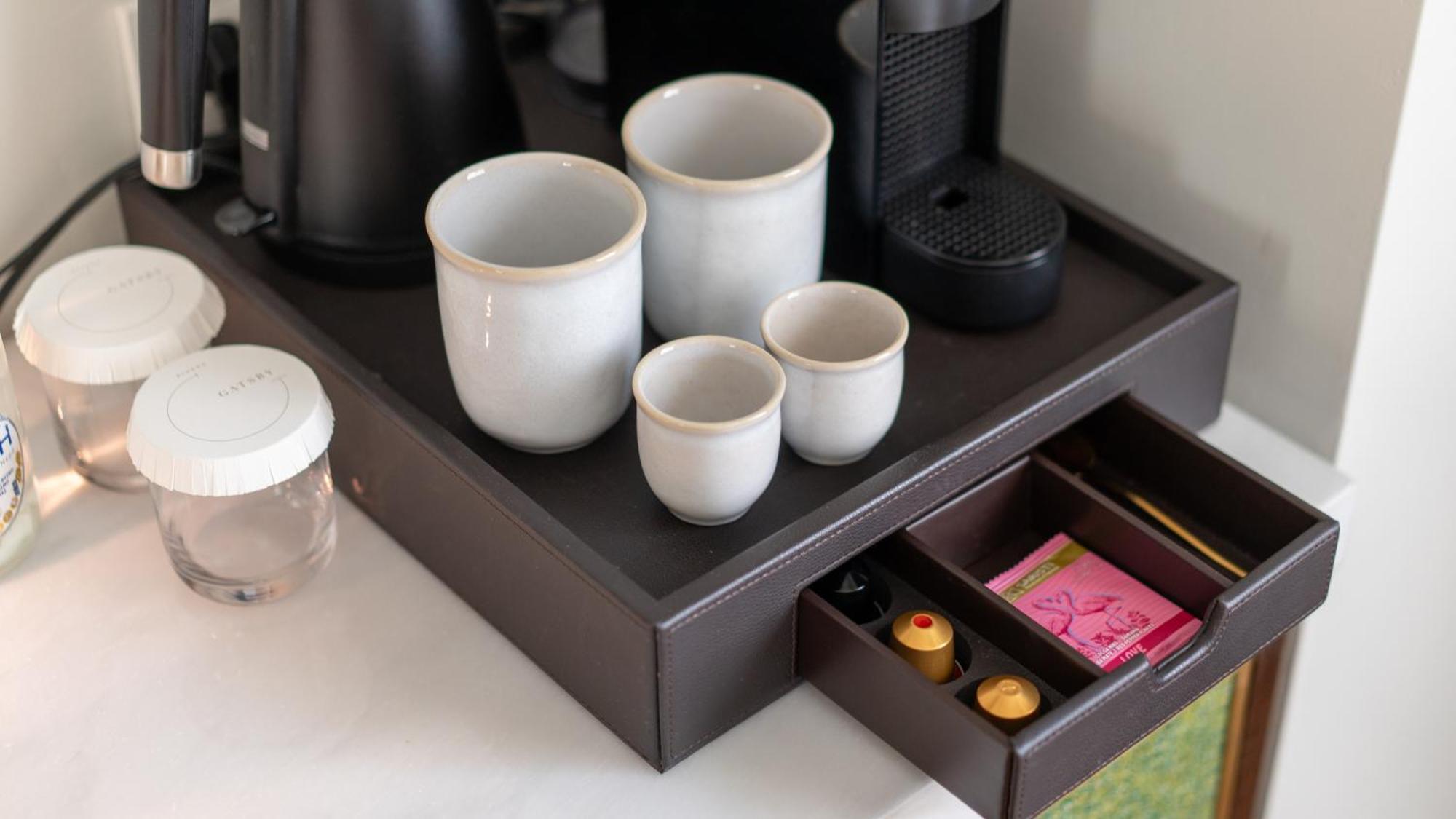 فندق Gatsby أثينا المظهر الخارجي الصورة A Nespresso machine in a hotel room